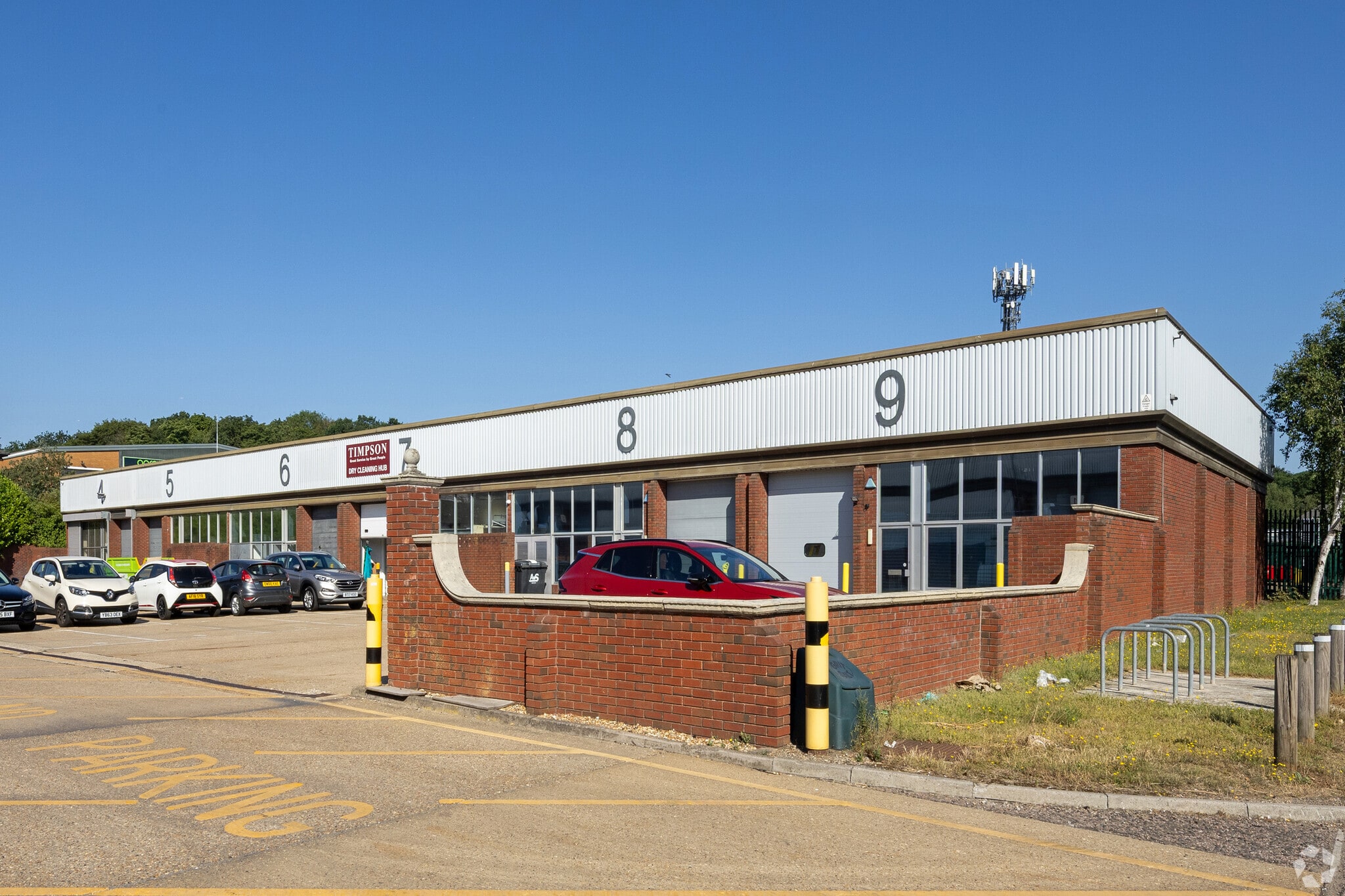 Hall Rd, Hemel Hempstead to rent Primary Photo- Image 1 of 4