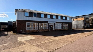 Hill Farm Av, Watford to rent Building Photo- Image 1 of 7