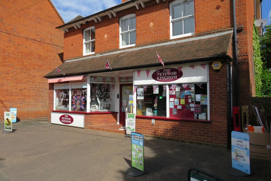 High St, Hartley Wintney to rent - Building Photo - Image 2 of 4
