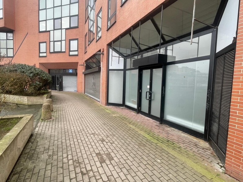 Retail in Cergy to rent - Building Photo - Image 2 of 20