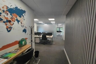 Old Woking Rd, Old Woking to rent Interior Photo- Image 2 of 9