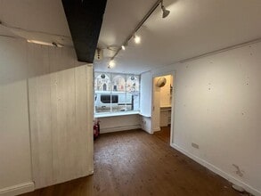 11 Market St, Abbotsbury to rent Interior Photo- Image 1 of 5