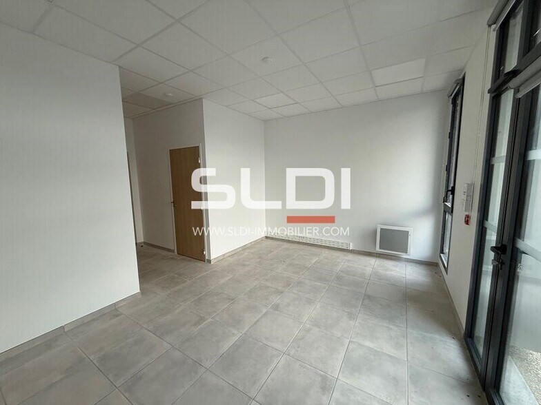 14 Rue Des Sablières, Saint-Quentin-Fallavier to rent - Interior Photo - Image 2 of 8