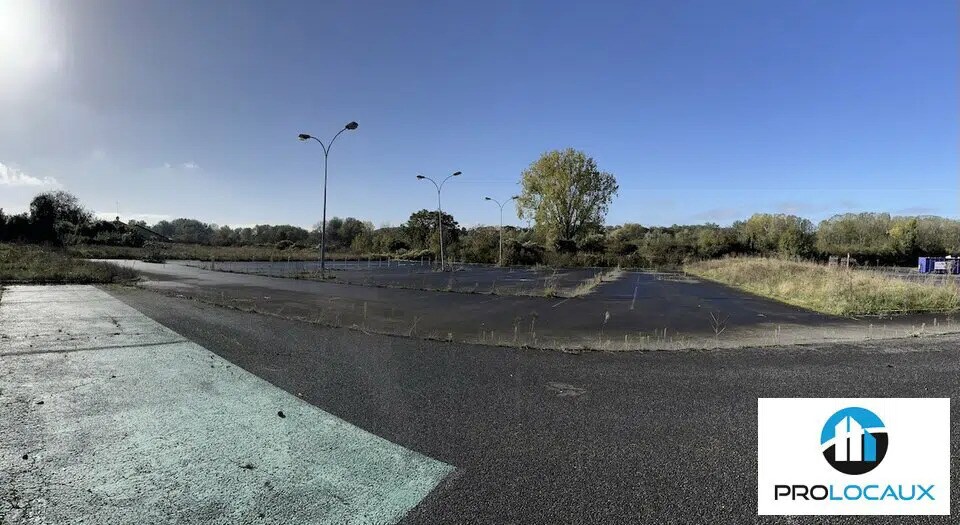 Land in Moreuil to rent Building Photo- Image 1 of 3