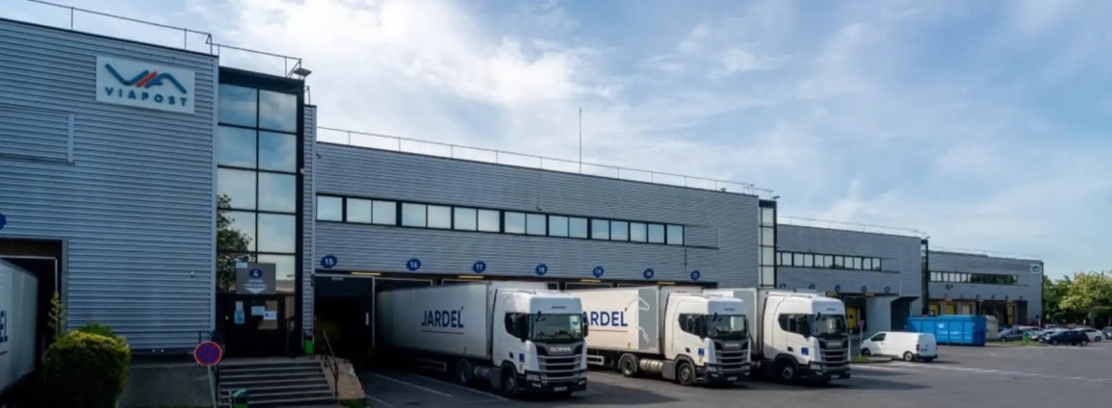 Light Industrial in Le Bourget to rent Building Photo- Image 1 of 9