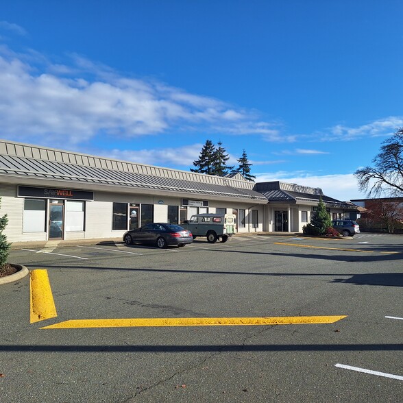 1742 Cliffe Av, Courtenay, BC for rent - Primary Photo - Image 1 of 1