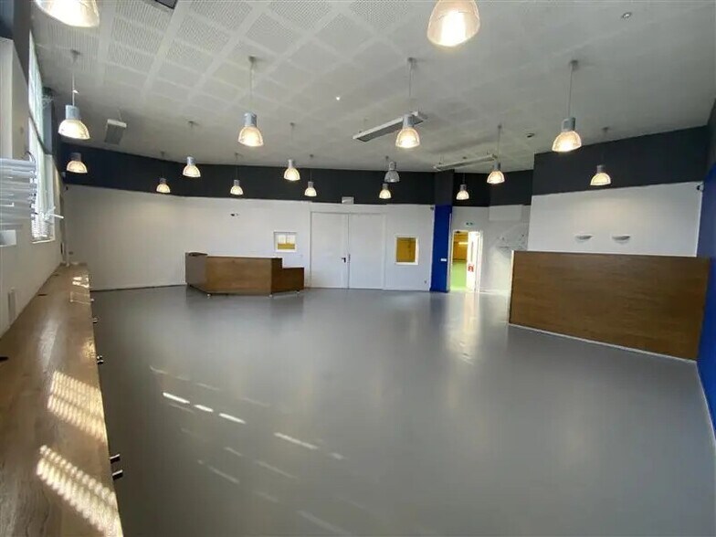 Light Industrial in Montreuil to rent - Interior Photo - Image 3 of 5