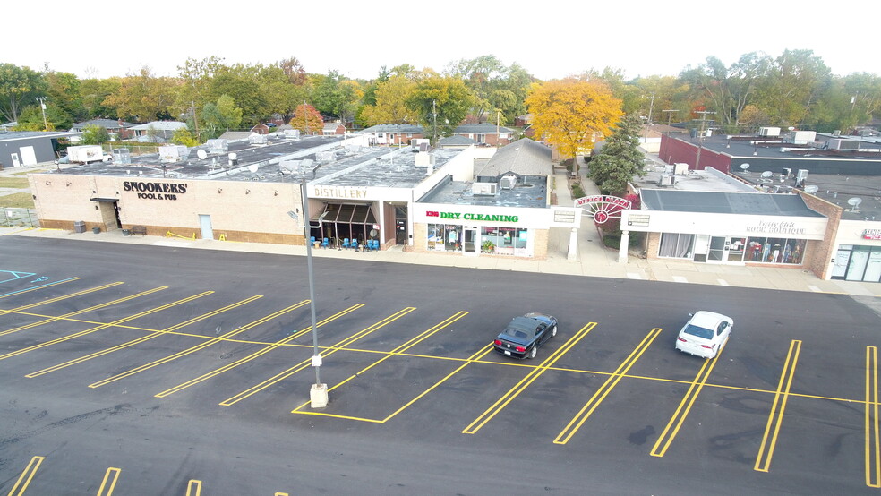 27500 Schoolcraft Rd, Livonia, MI for rent - Building Photo - Image 3 of 5