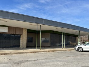 2747 Boulevard Plz, Wichita, KS for rent Building Photo- Image 1 of 1