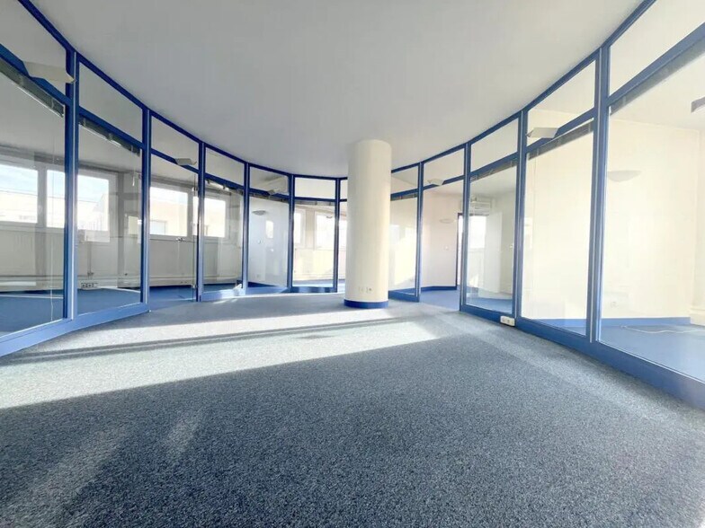 Office in Chatou to rent - Interior Photo - Image 2 of 8