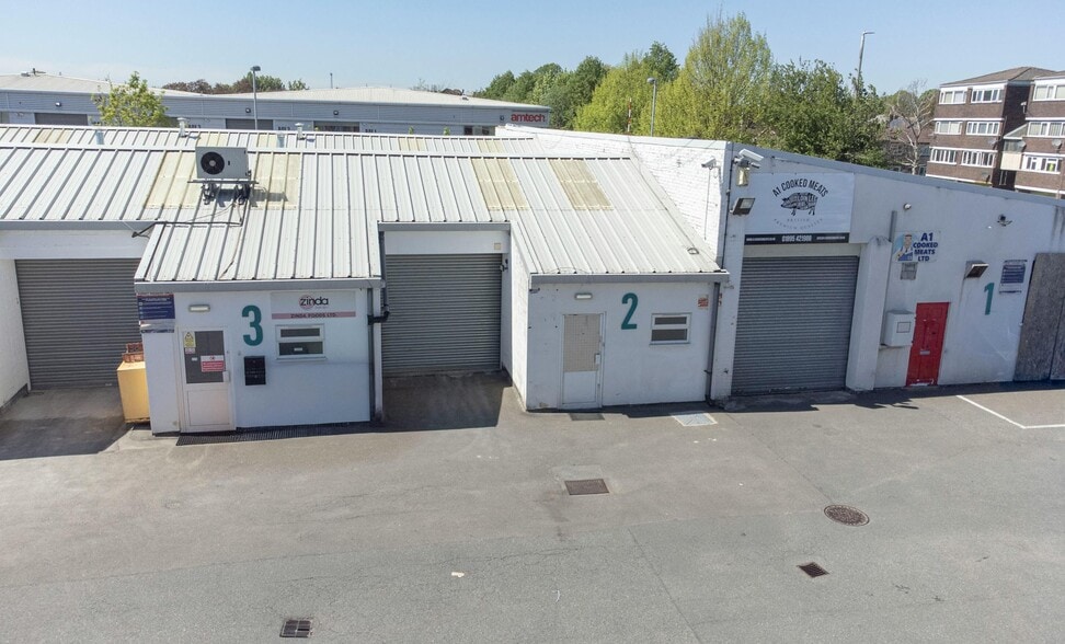 Horton Rd, West Drayton to rent - Primary Photo - Image 1 of 2