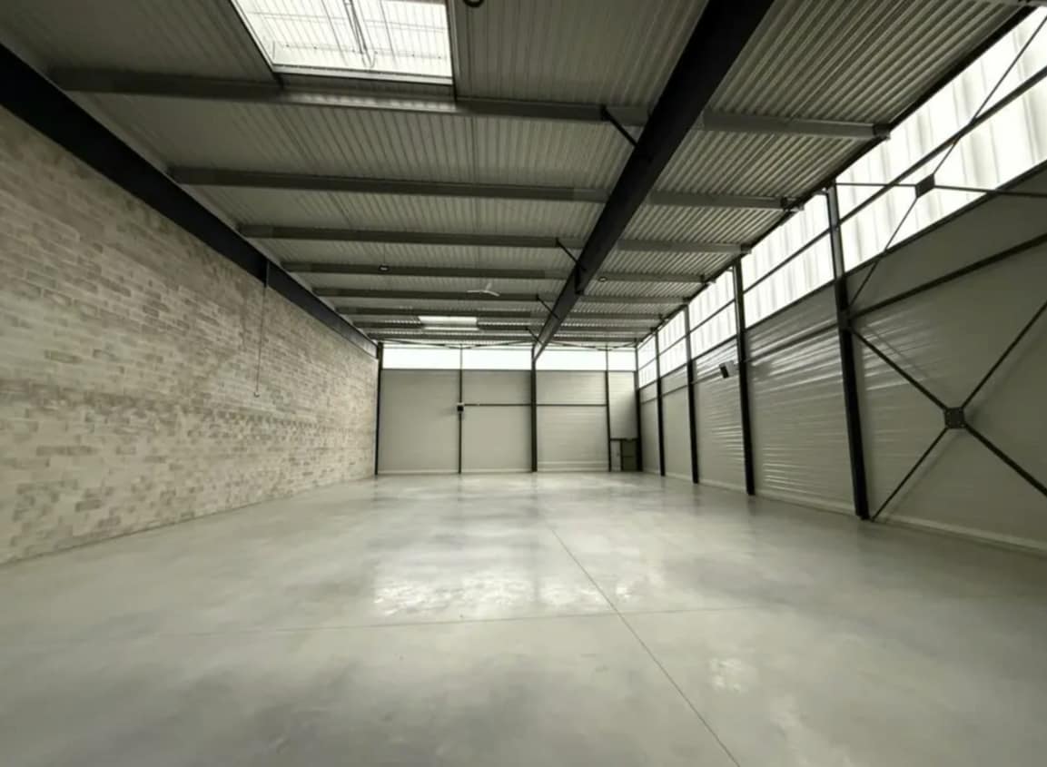 Light Industrial in Stains to rent Interior Photo- Image 1 of 8