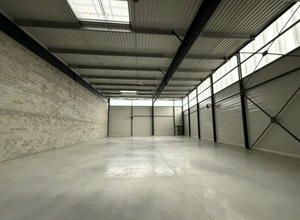 Light Industrial in Stains to rent Interior Photo- Image 1 of 8