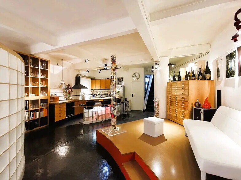 Light Industrial in Paris for sale - Interior Photo - Image 2 of 9
