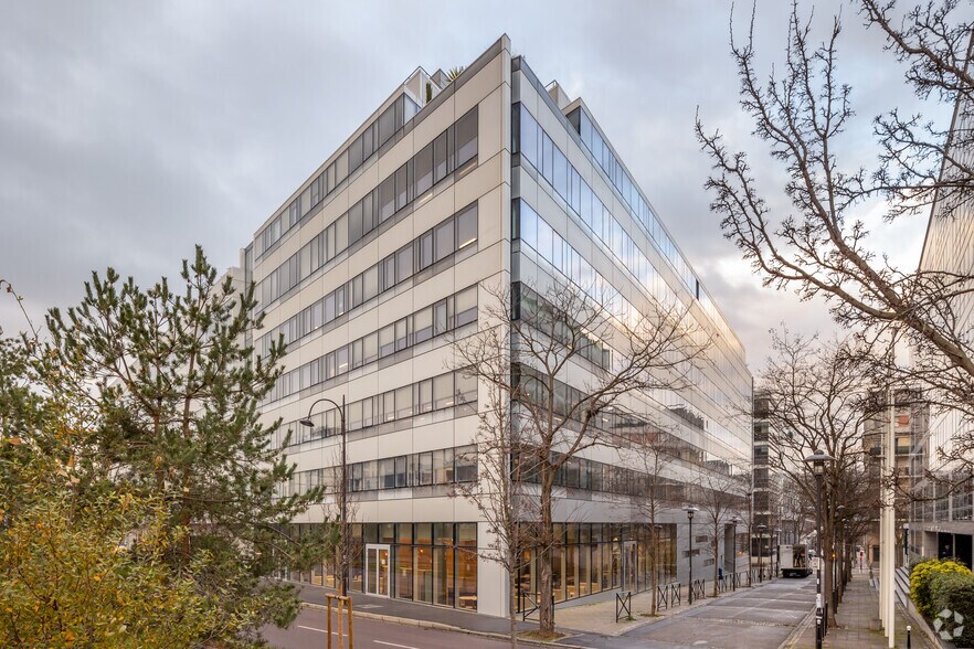 1 Place Louis Renault, Rueil-Malmaison to rent - Building Photo - Image 2 of 4