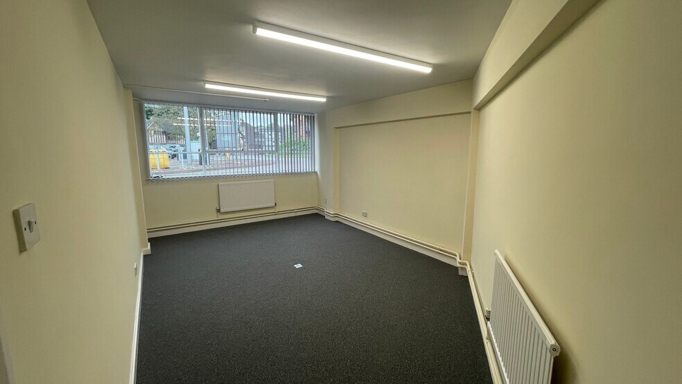 Manor House Dr, Coventry for rent - Building Photo - Image 3 of 10