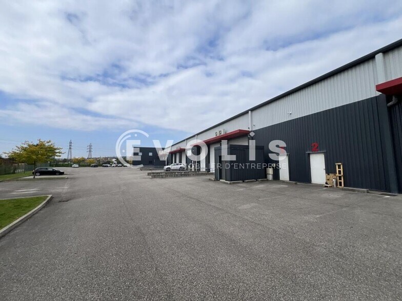 13 Rue De Savoie, Saint-Quentin-Fallavier to rent - Building Photo - Image 3 of 17