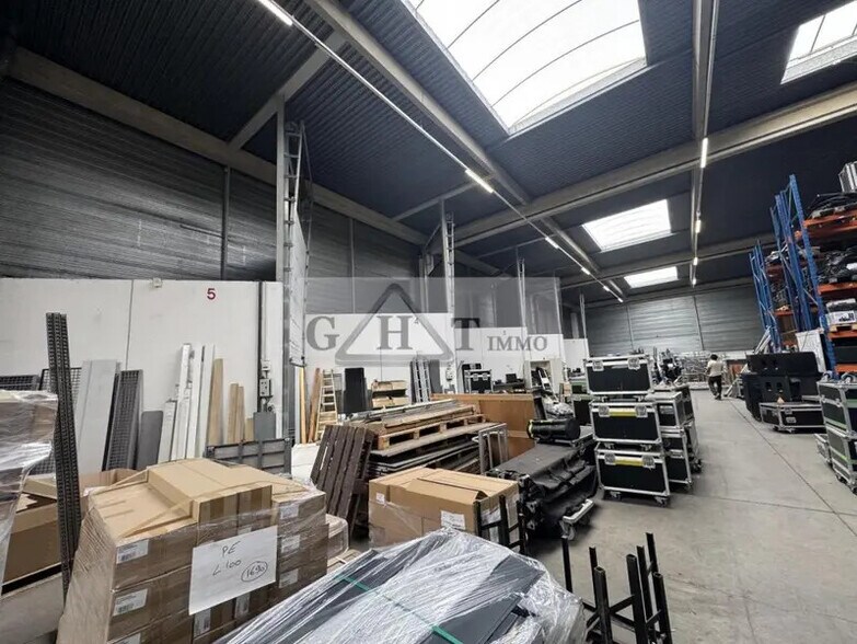 Industrial in Wissous to rent - Interior Photo - Image 1 of 4
