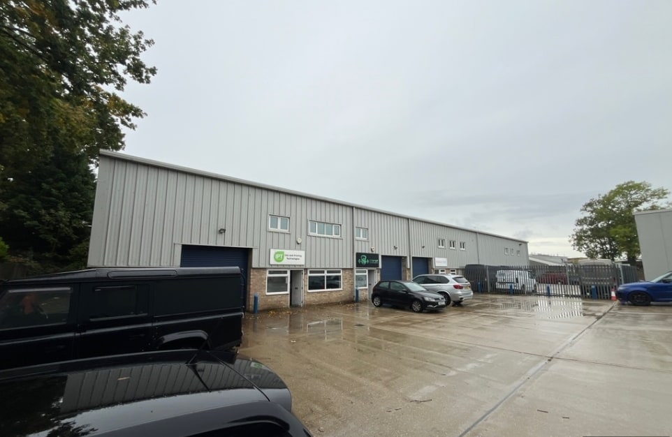 Spindle Way, Crawley to rent Building Photo- Image 1 of 3