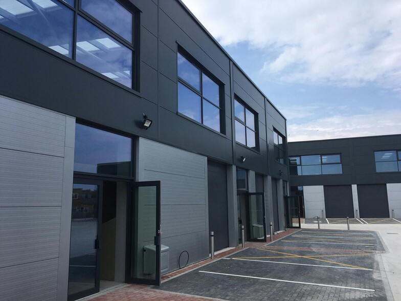 Ford Rd, Chertsey to rent - Building Photo - Image 3 of 6