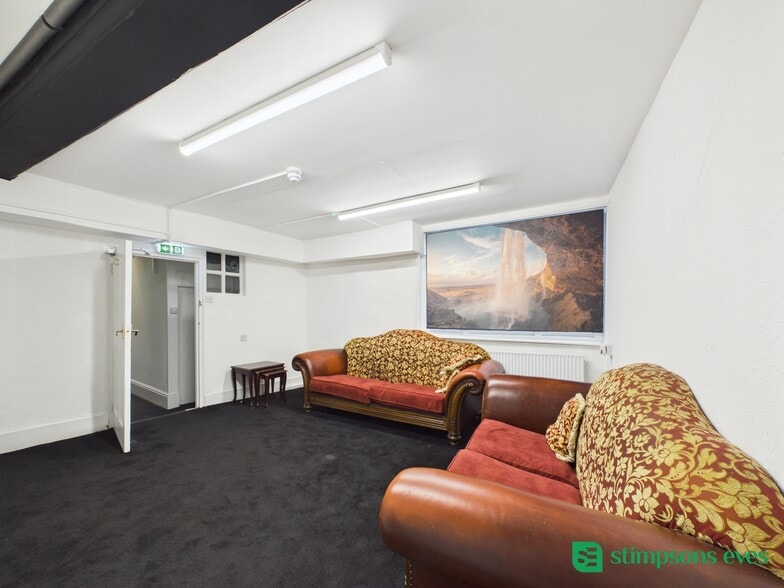 24 West St, Dunstable to rent - Building Photo - Image 2 of 13