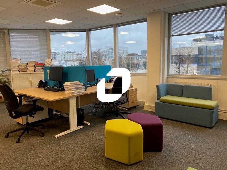 Light Industrial in Gennevilliers to rent - Interior Photo - Image 2 of 8