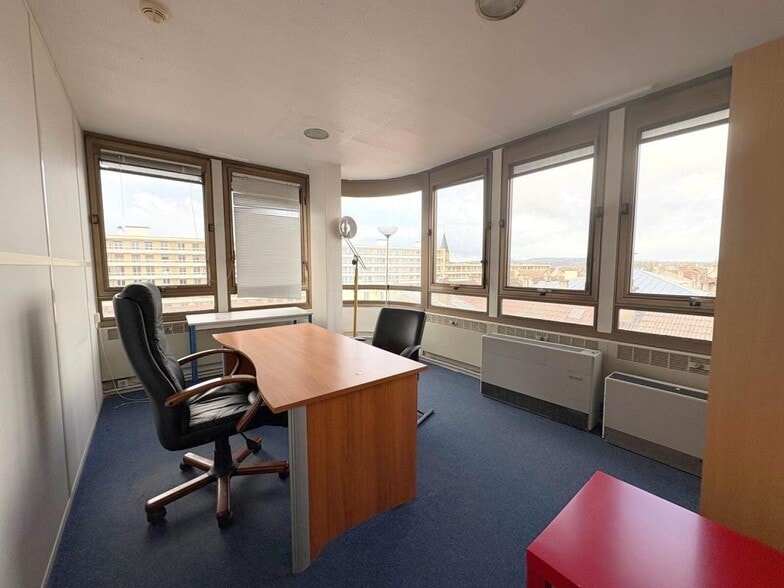 Office in Poissy for sale - Interior Photo - Image 2 of 5