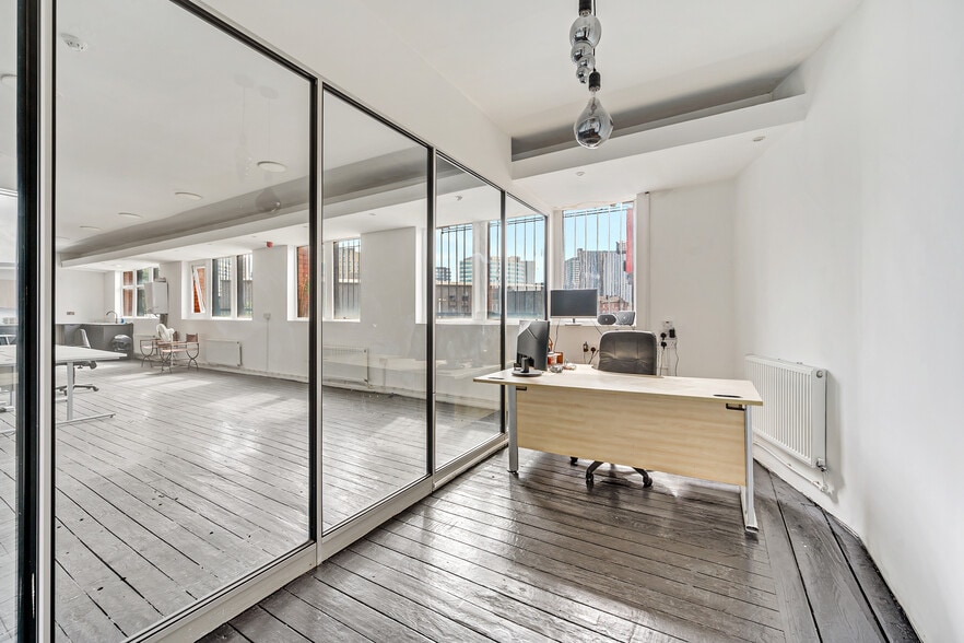 45 Julia St, Manchester to rent - Interior Photo - Image 2 of 10
