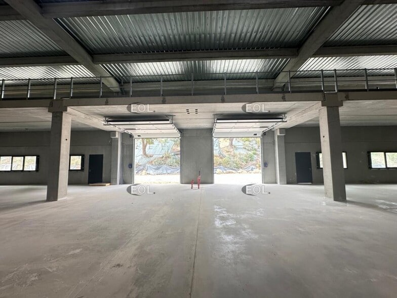 Light Industrial in La Ciotat to rent - Interior Photo - Image 2 of 8