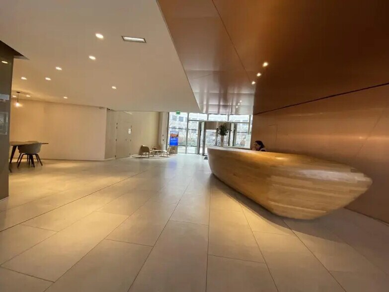 155-159 Rue Anatole France, Levallois-Perret to rent - Lobby - Image 2 of 6