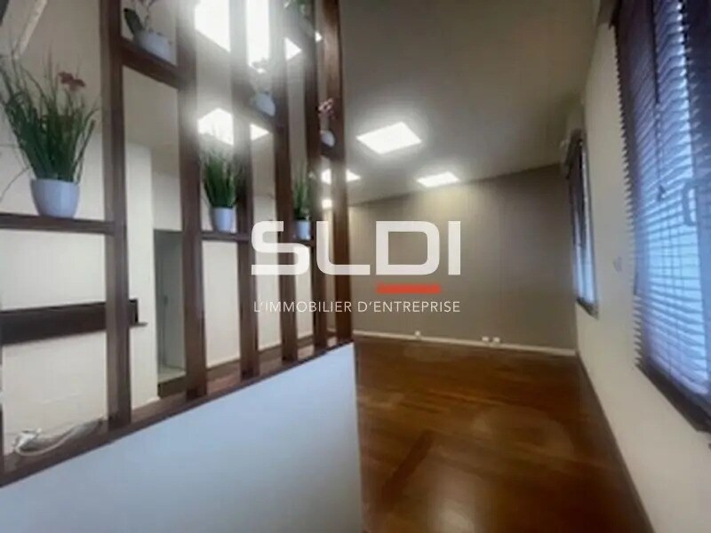 Office in Décines-Charpieu to rent Building Photo- Image 1 of 7