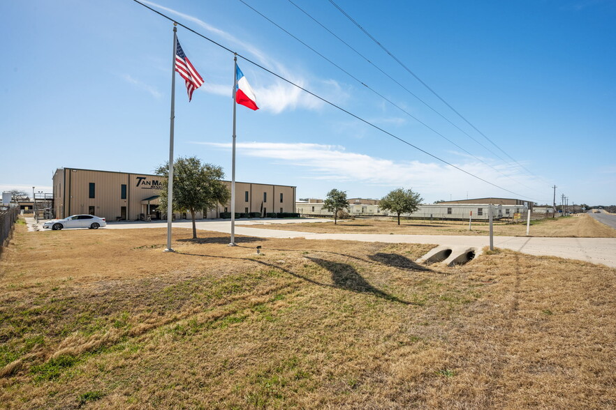 40 Corgey Rd, Pleasanton, TX for sale - Primary Photo - Image 1 of 23