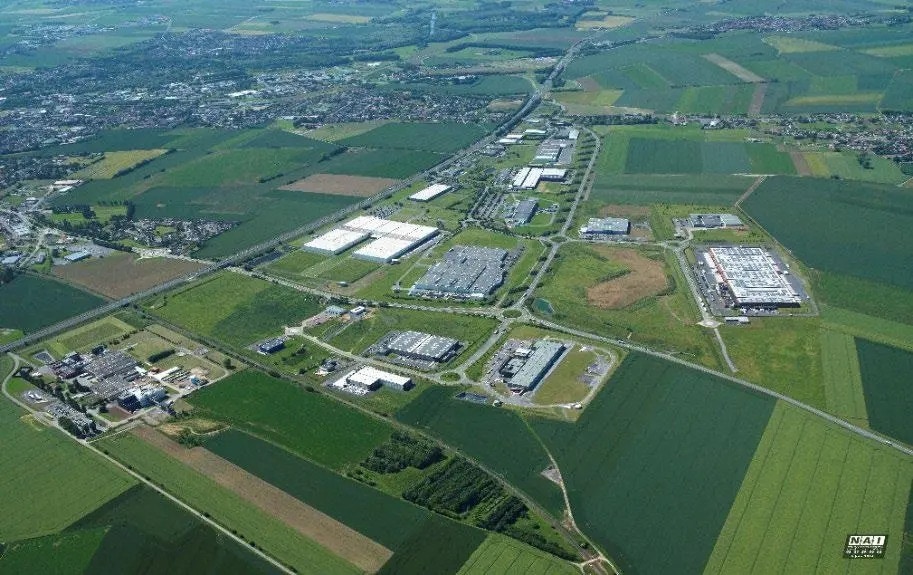 Location Entrepôt 6 000 m² - Photo 1