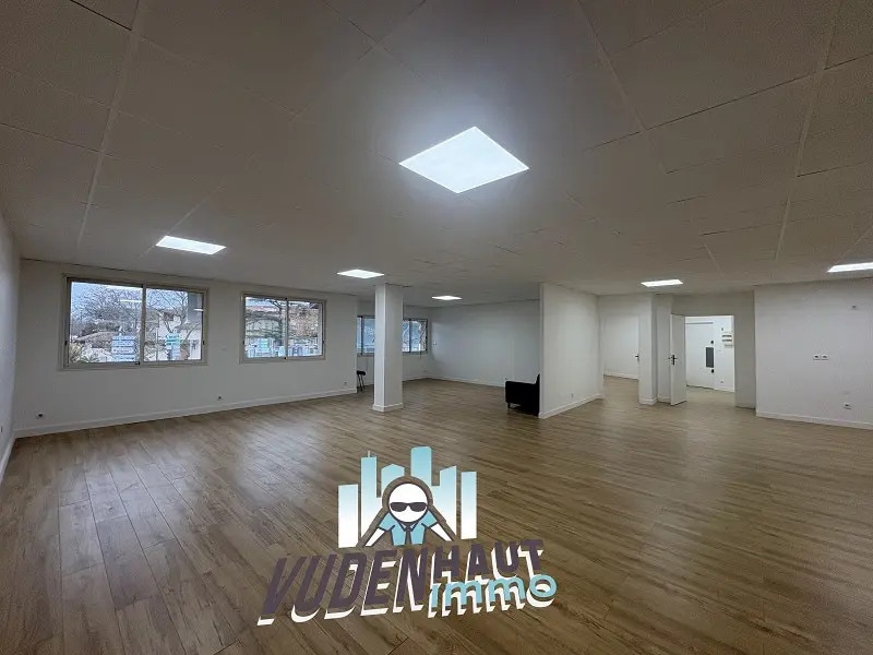 Location Bureaux 210 m² - Photo 1