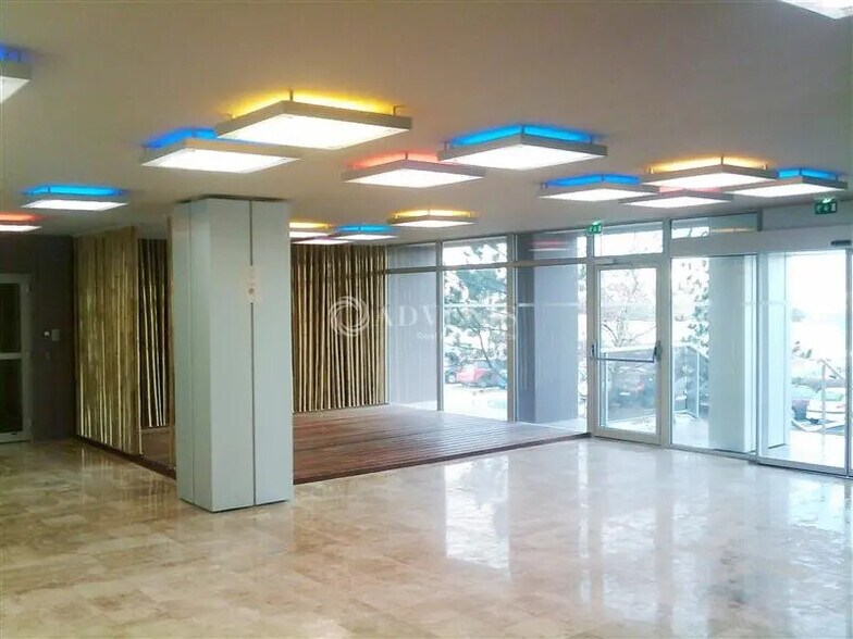 Office in Rungis to rent - Building Photo - Image 3 of 4