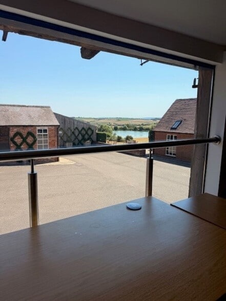 Chilton Business Centre, Aylesbury to rent - Building Photo - Image 3 of 3