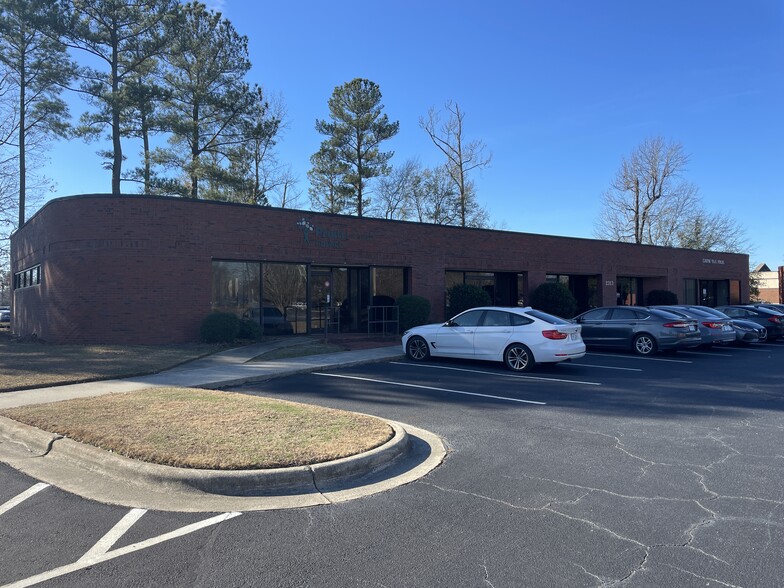 2313 Executive Cir, Greenville, NC for sale - Building Photo - Image 1 of 1