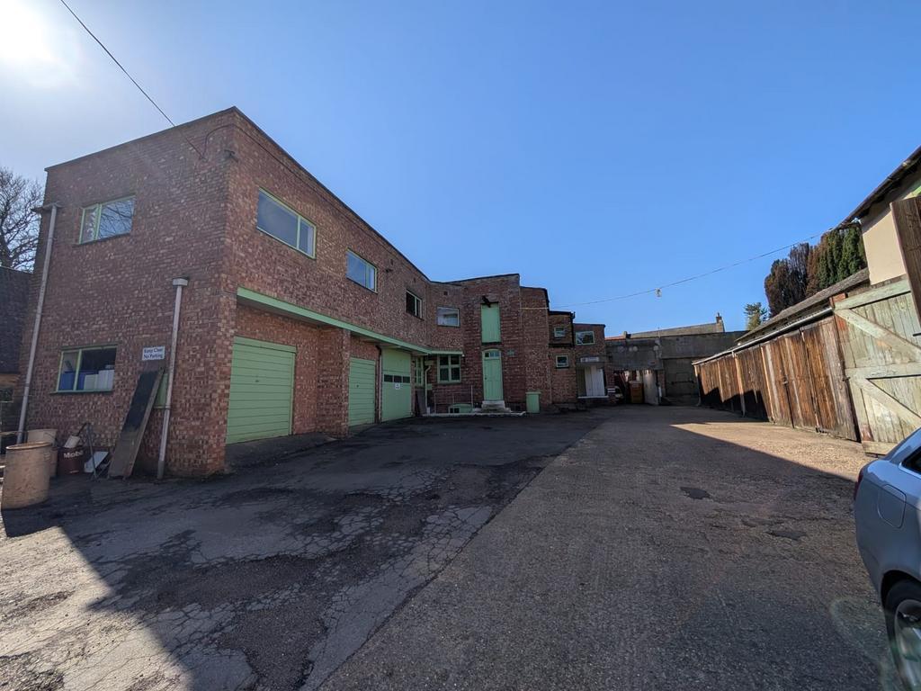 Meeting Ln, Burton Latimer to rent Building Photo- Image 1 of 3