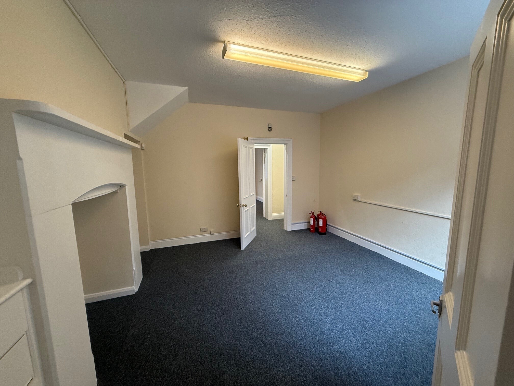 9 Windsor End, Beaconsfield to rent Building Photo- Image 1 of 6