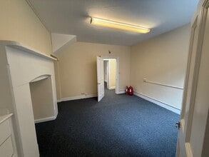 9 Windsor End, Beaconsfield to rent Building Photo- Image 1 of 6