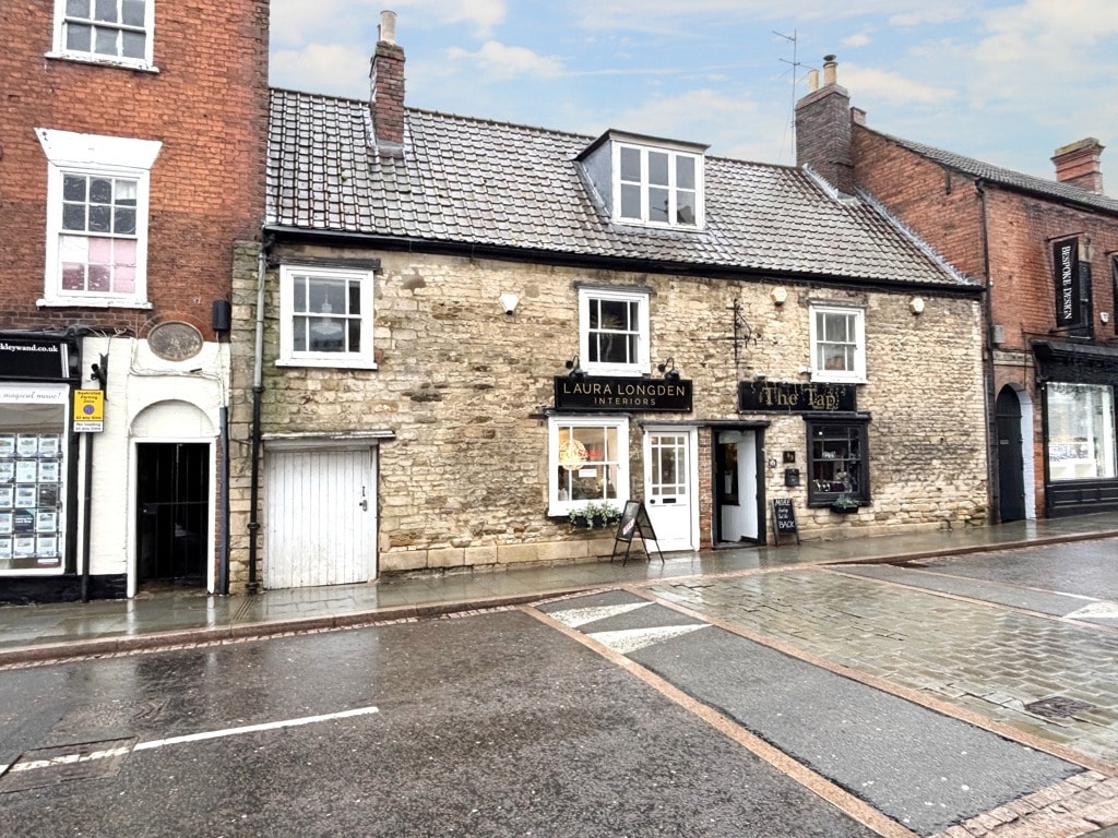 82 Westgate, Grantham to rent Building Photo- Image 1 of 4