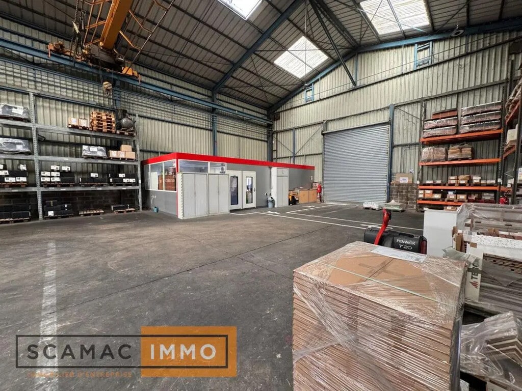 Location Entrepôt 2 107 m² - Photo 1