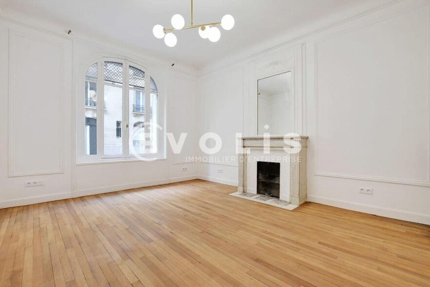 Office in Paris for sale - Interior Photo - Image 1 of 12