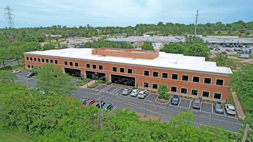 1122 Town & Country Commons, Chesterfield, MO for rent - Building Photo - Image 1 of 29