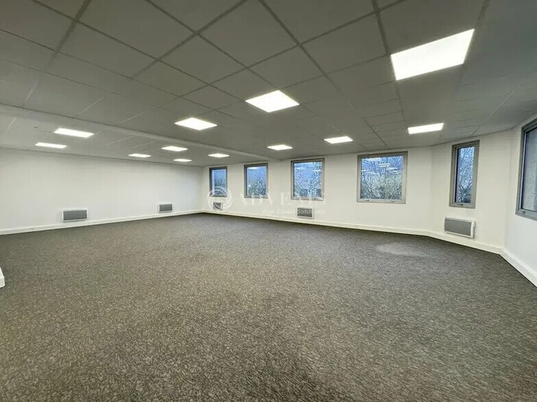 Office in Tremblay-en-France to rent - Interior Photo - Image 2 of 7