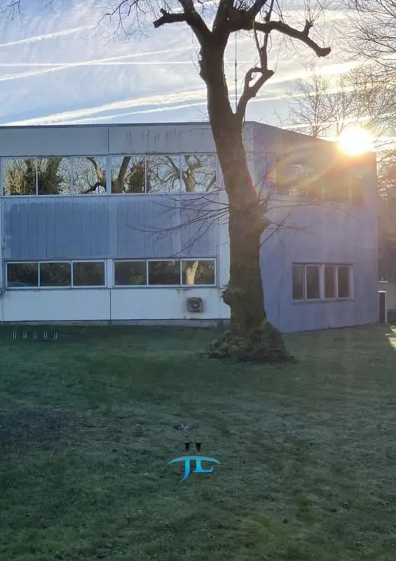 Location Bureaux 835 m² - Photo 1