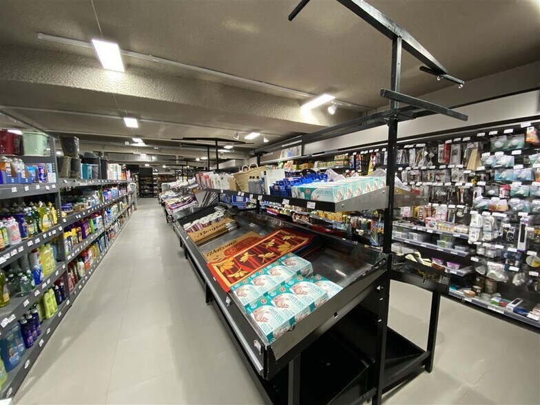 Retail in Paris to rent - Building Photo - Image 3 of 9