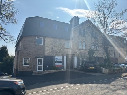 5 Gold Tops, Newport to rent - Building Photo - Image 1 of 1