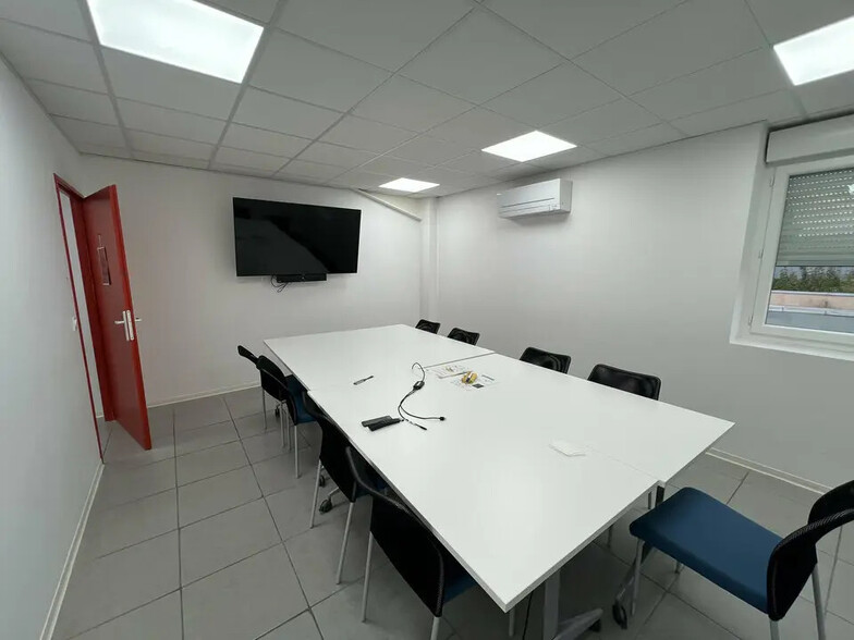 Office in Valence to rent - Building Photo - Image 2 of 7