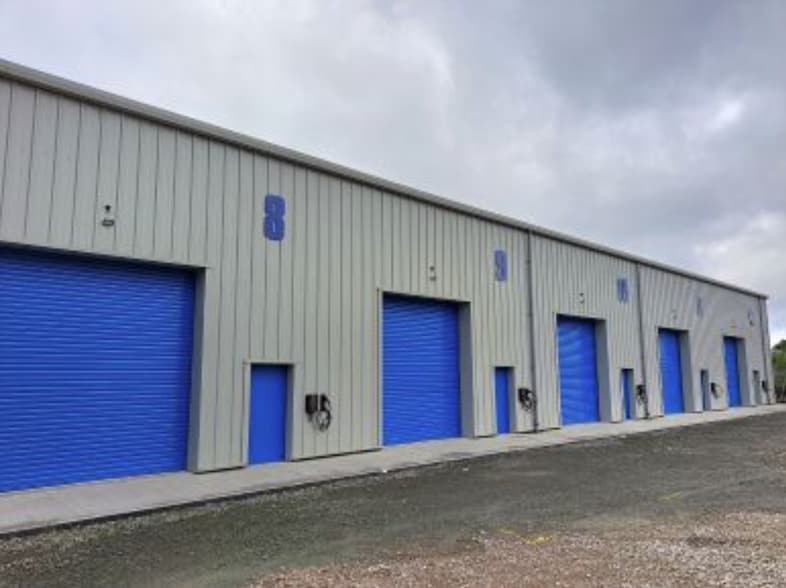 Fitton Hill Rd, Oldham to rent - Building Photo - Image 2 of 3